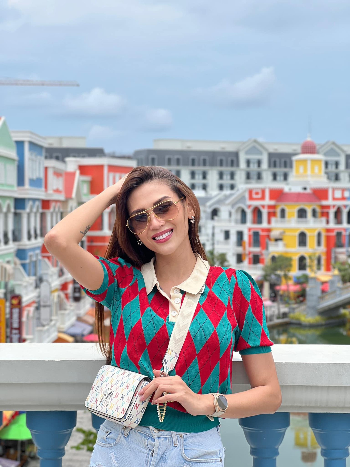 Á hậu Võ Hoàng Yến diện trang phục rực rỡ khi đi nghỉ lễ ở Phú Quốc. Á hậu Võ Hoàng Yến diện trang phục rực rỡ khi đi nghỉ lễ ở Phú Quốc.