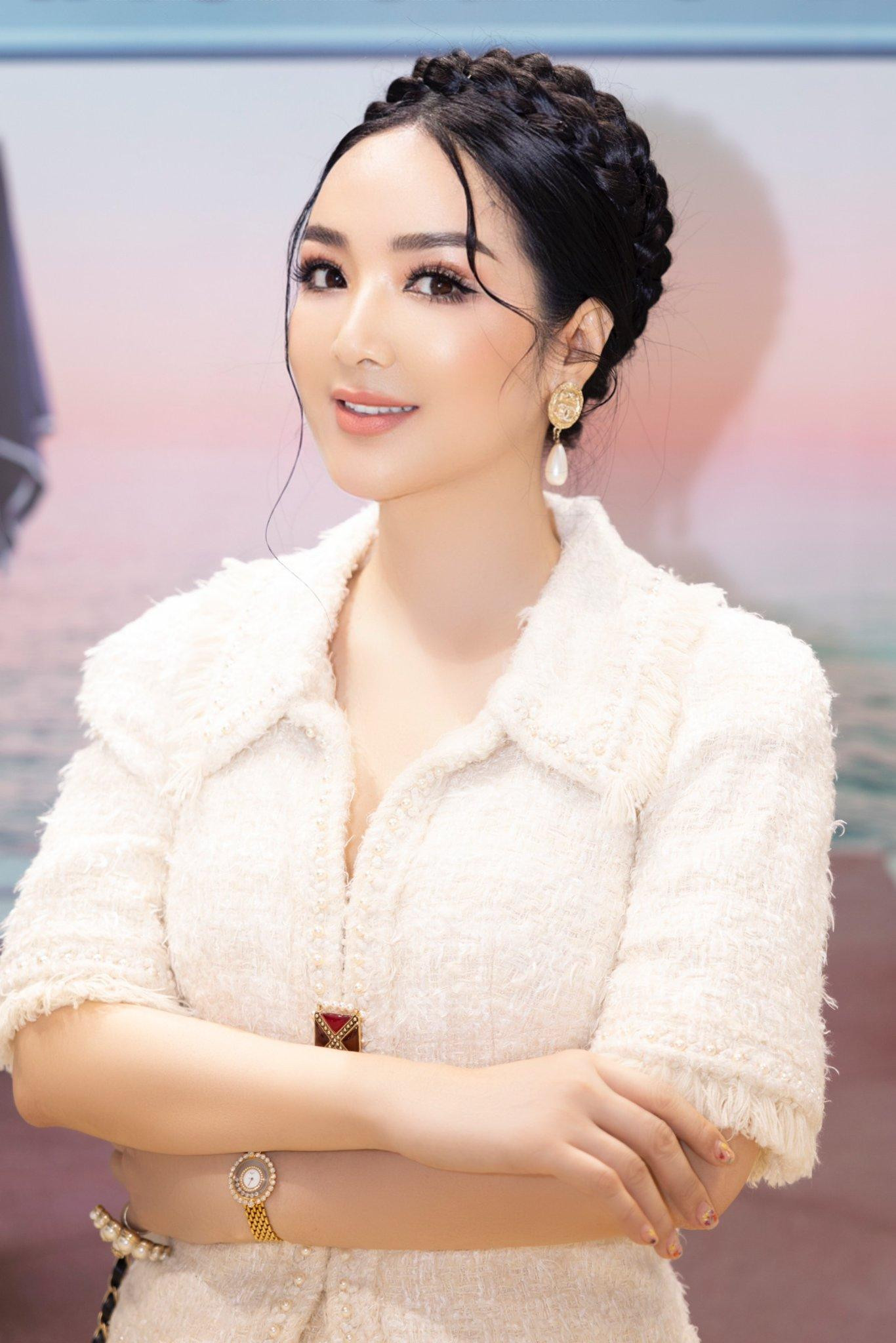 Hoa hậu Đền Hùng Giáng My trẻ đẹp với gam màu trắng tinh khôi.