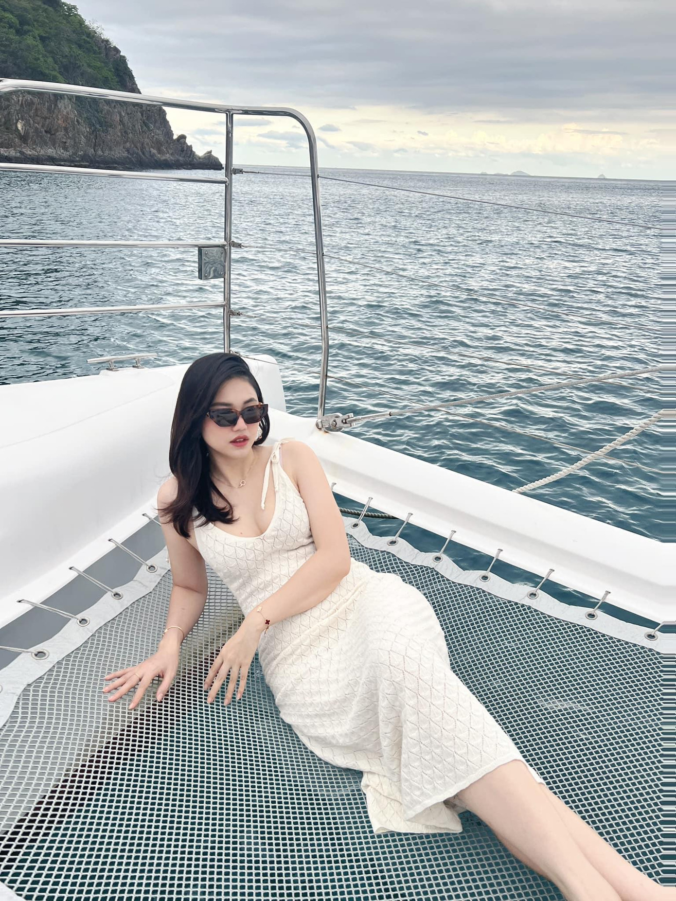 Vóc dáng thon thả, quyến rũ của người đẹp hai con khiến fans trầm trồ.