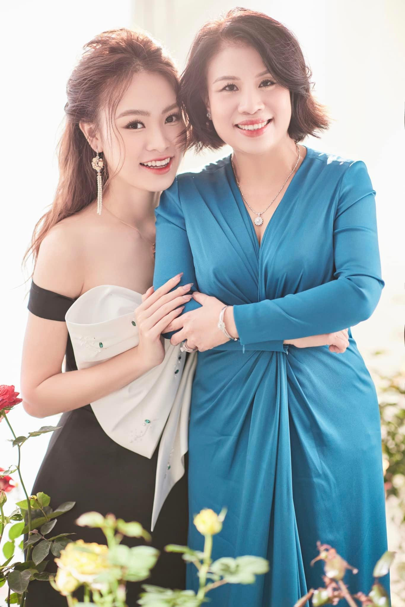 Bộ ảnh nhận được sự yêu thích của cư dân mạng vì tràn đầy tình cảm mẫu tử ấm áp. Không chỉ được biết đến là người đẹp có học vấn cao, Ngọc Vân còn là mẫu người rất tình cảm và dành nhiều sự yêu thương cho gia đình.