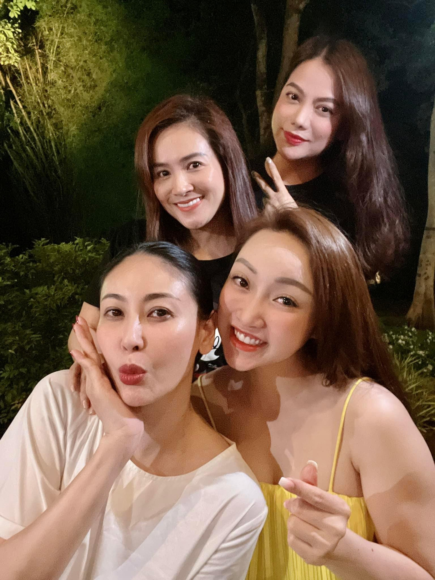 Hoa hậu Hà Kiều Anh mừng ngày nghỉ lễ bên những người bạn thân thiết. Hoa hậu Hà Kiều Anh mừng ngày nghỉ lễ bên những người bạn thân thiết.