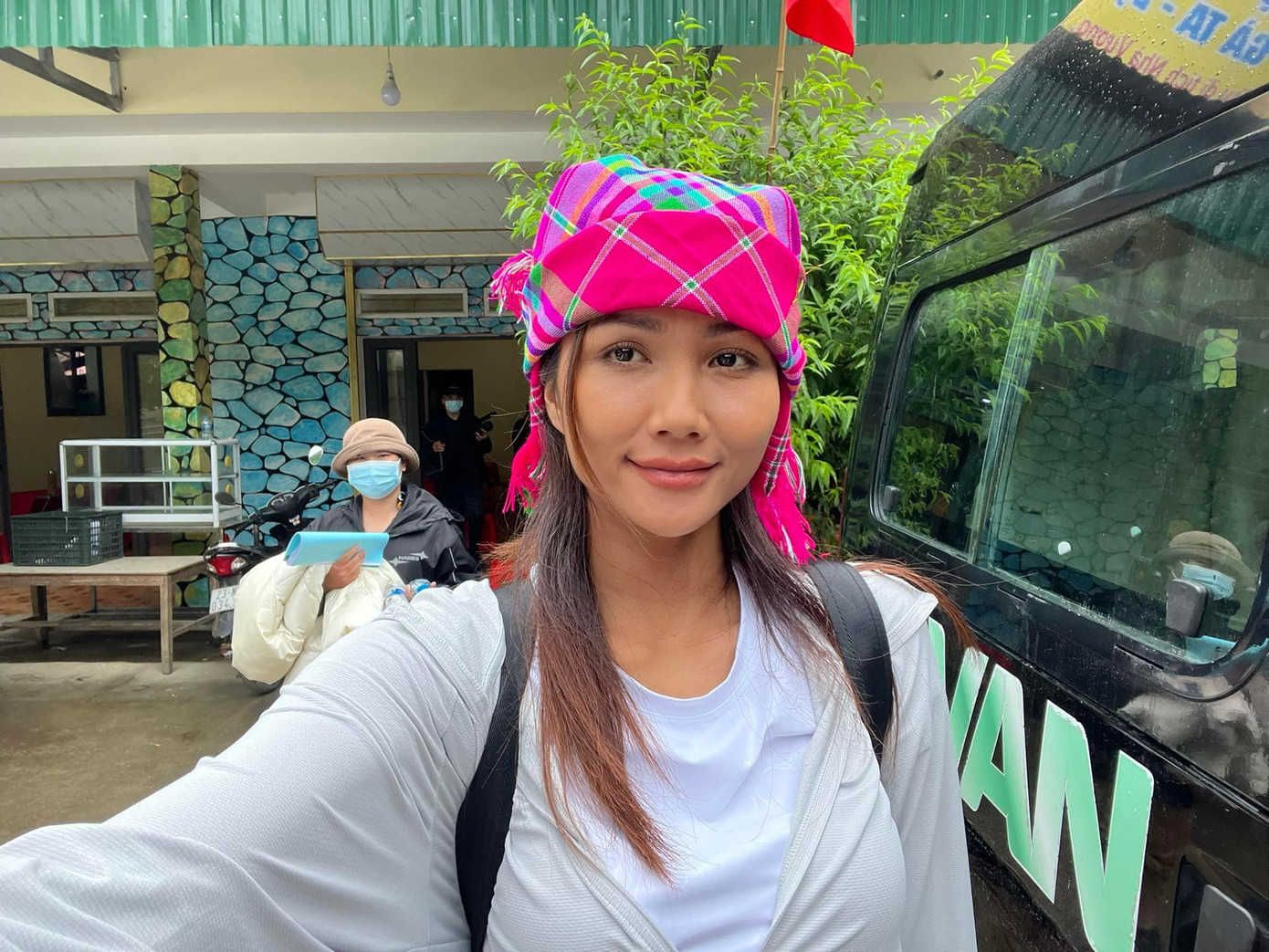 Hoa hậu H'Hen Niê diện trang phục giản dị nhưng vẫn cực xinh đẹp.