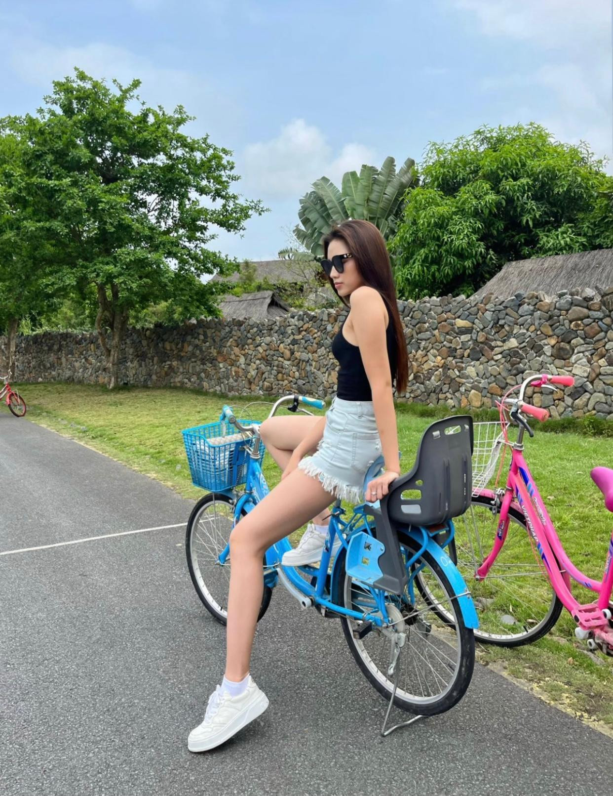 Cô khoe khéo đôi chân dài 1m1 thẳng tắp vô cùng quyến rũ. Cô khoe khéo đôi chân dài 1m1 thẳng tắp vô cùng quyến rũ.