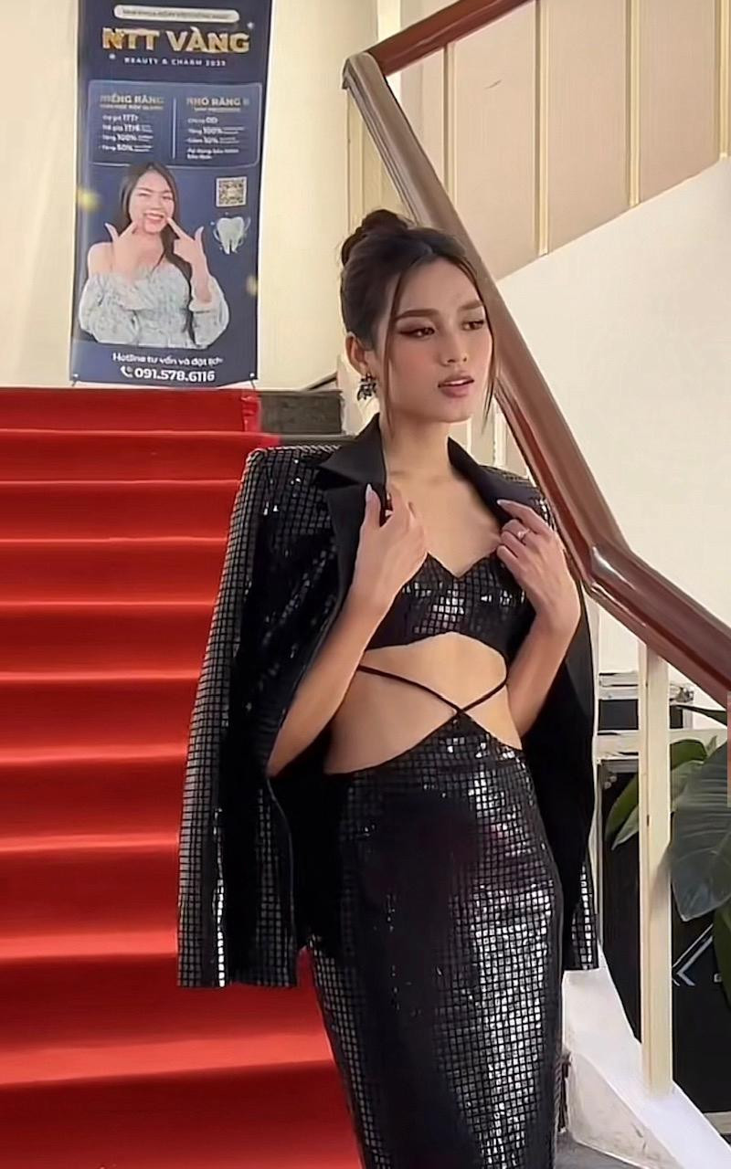 Đỗ Thị Hà diện váy cut-out nóng bỏng, khoe nhan sắc cực xinh đẹp bất chấp camera thường.