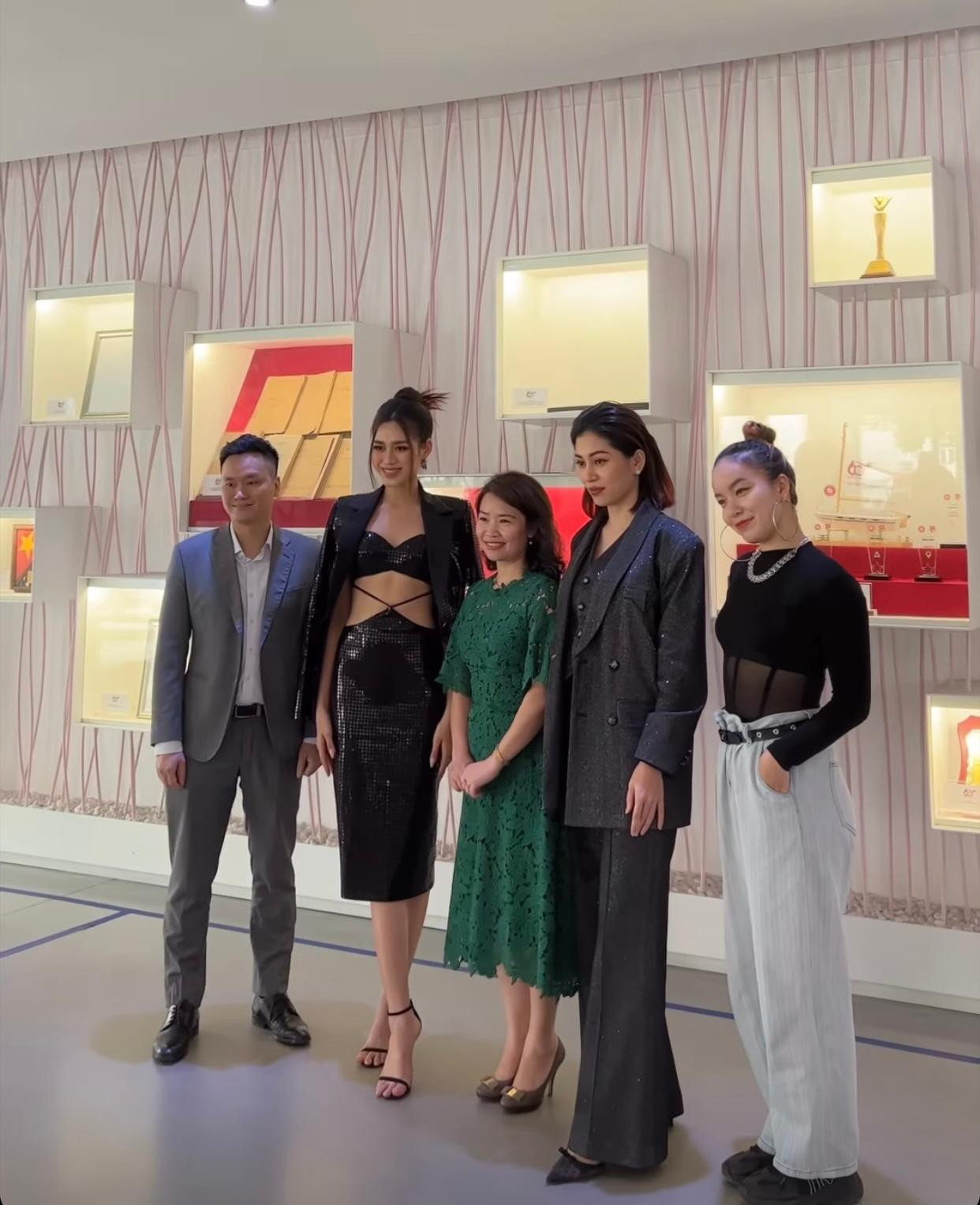 Trong khi đó, mới đây Hoa hậu Đỗ Thị Hà mặc lại bộ váy này khi làm giám khảo của cuộc thi Duyên dáng Ngoại thương 2022.