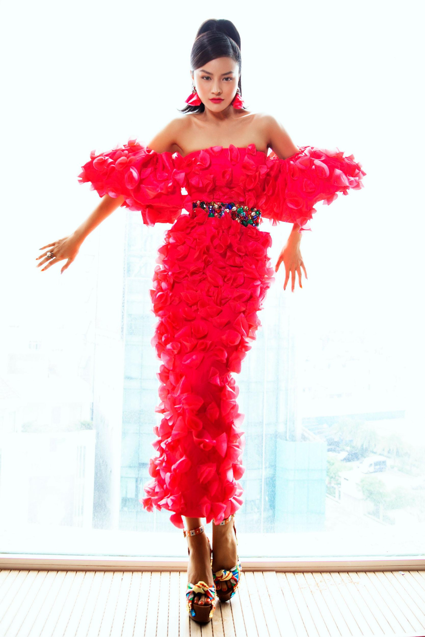 Siêu mẫu Vũ Thu Phương cũng cá tính không kém với bộ trang phục có màu sắc và kiểu dáng gần giống Võ Hoàng Yến.