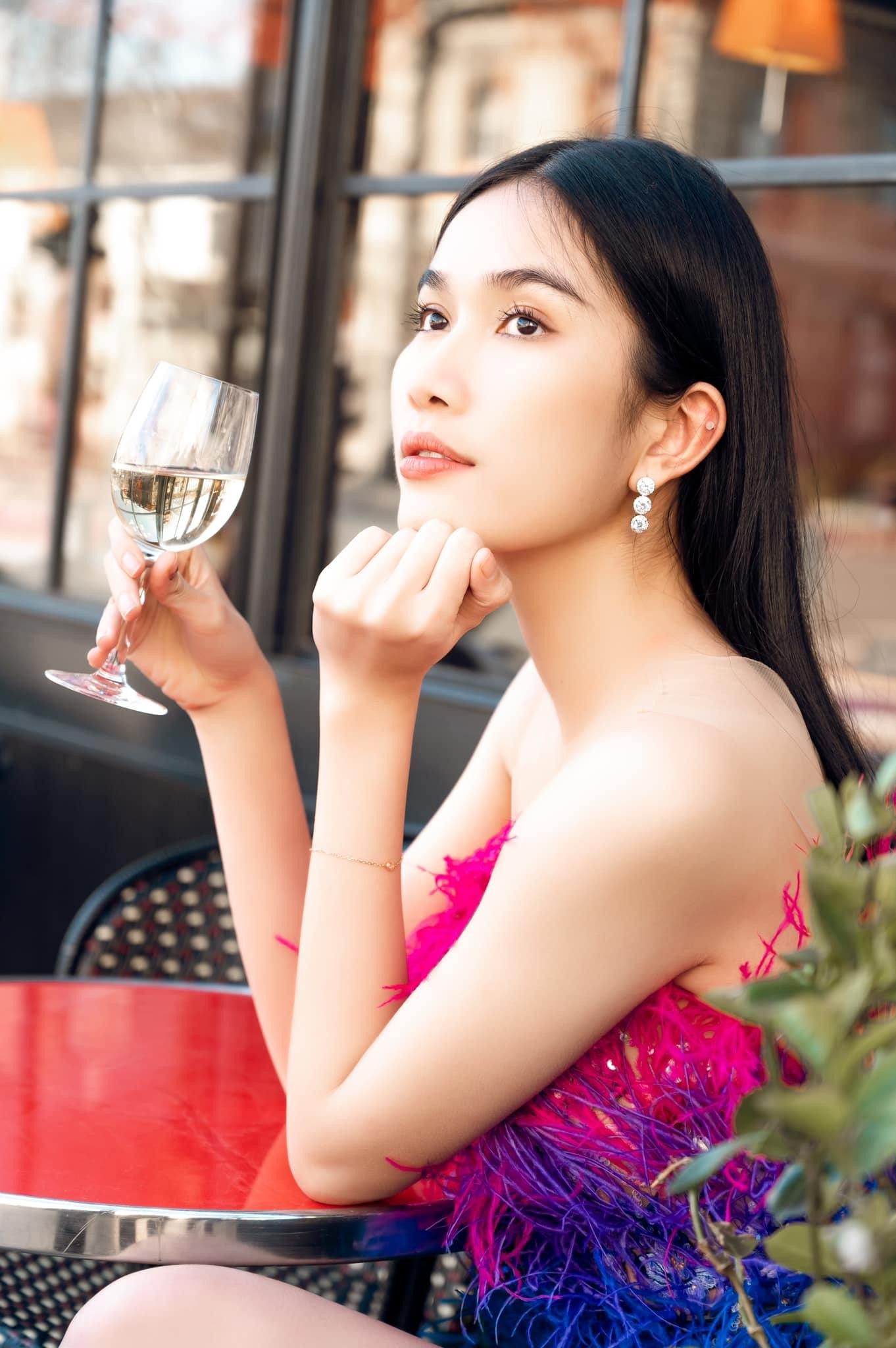 Bộ váy lông vũ kiêu sa mang lại cho nàng Á hậu xinh đẹp vẻ yêu kiều như một nàng tiểu thư trên phố.