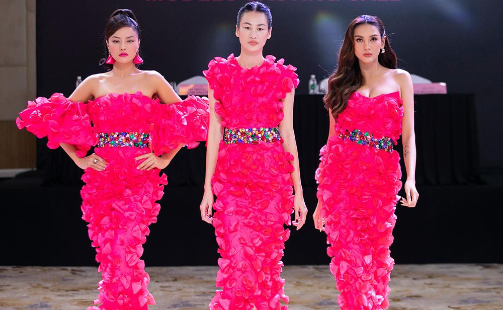 Cả hai người đẹp cùng diện trang phục màu hồng rực rỡ có thiết kế lạ mắt, khoe vai trần quyến rũ và nóng bỏng khi so tài catwalk trong chương trình.