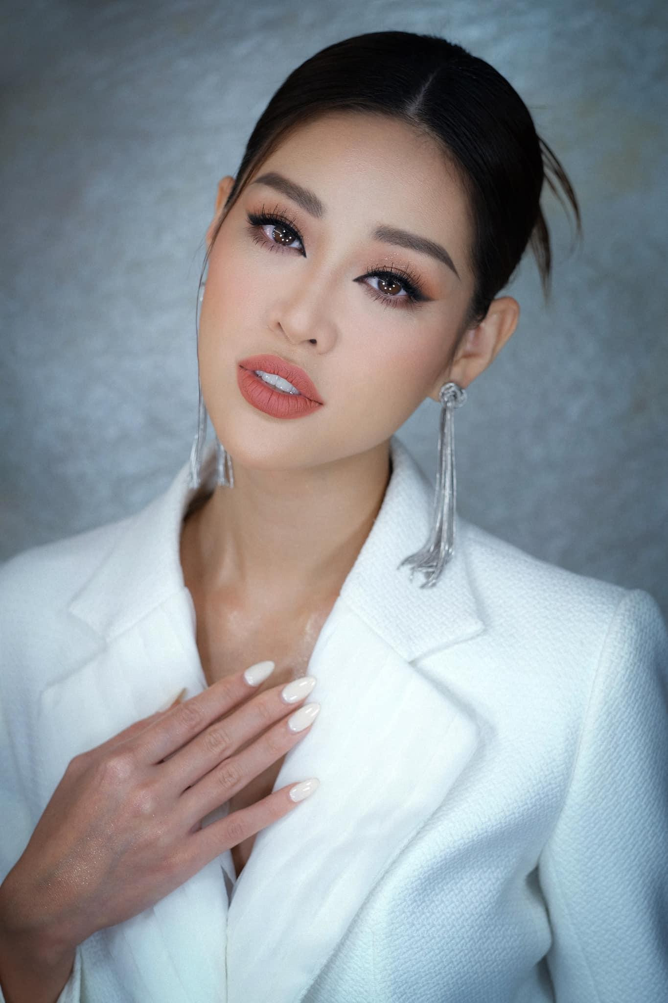 Hoa hậu Khánh Vân xinh đẹp, thanh lịch với trang phục vest trắng.