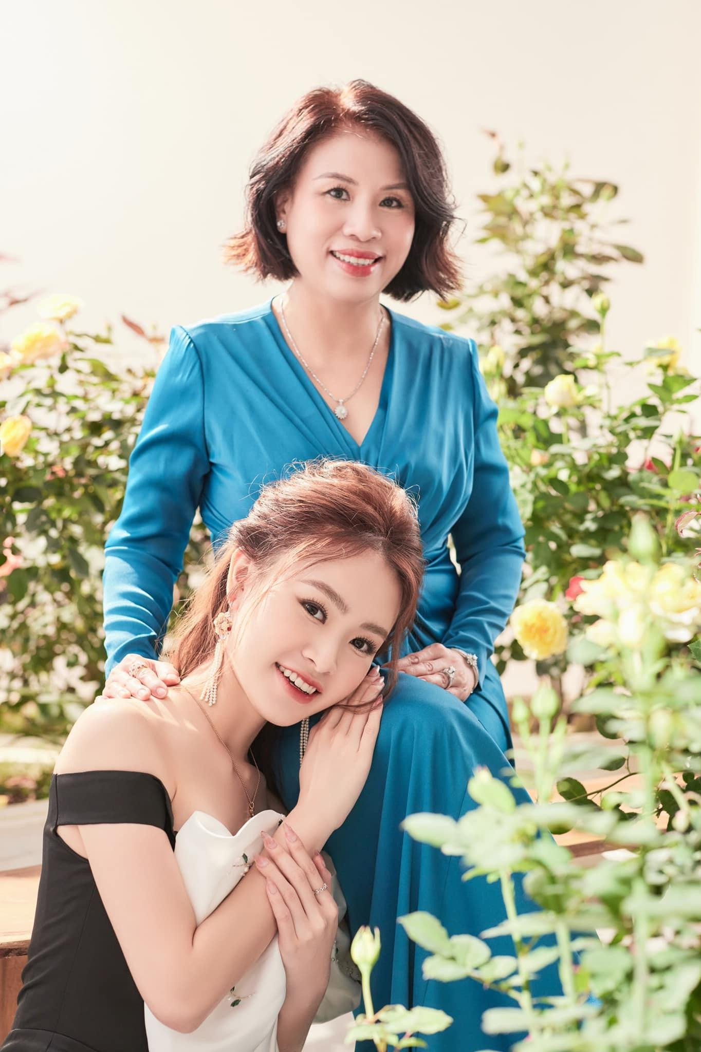 Cô chia sẻ đầy xúc động: "Tôi tin vào tình yêu từ cái nhìn đầu tiên vì tôi yêu Mẹ từ khi tôi mới mở mắt chào đời".