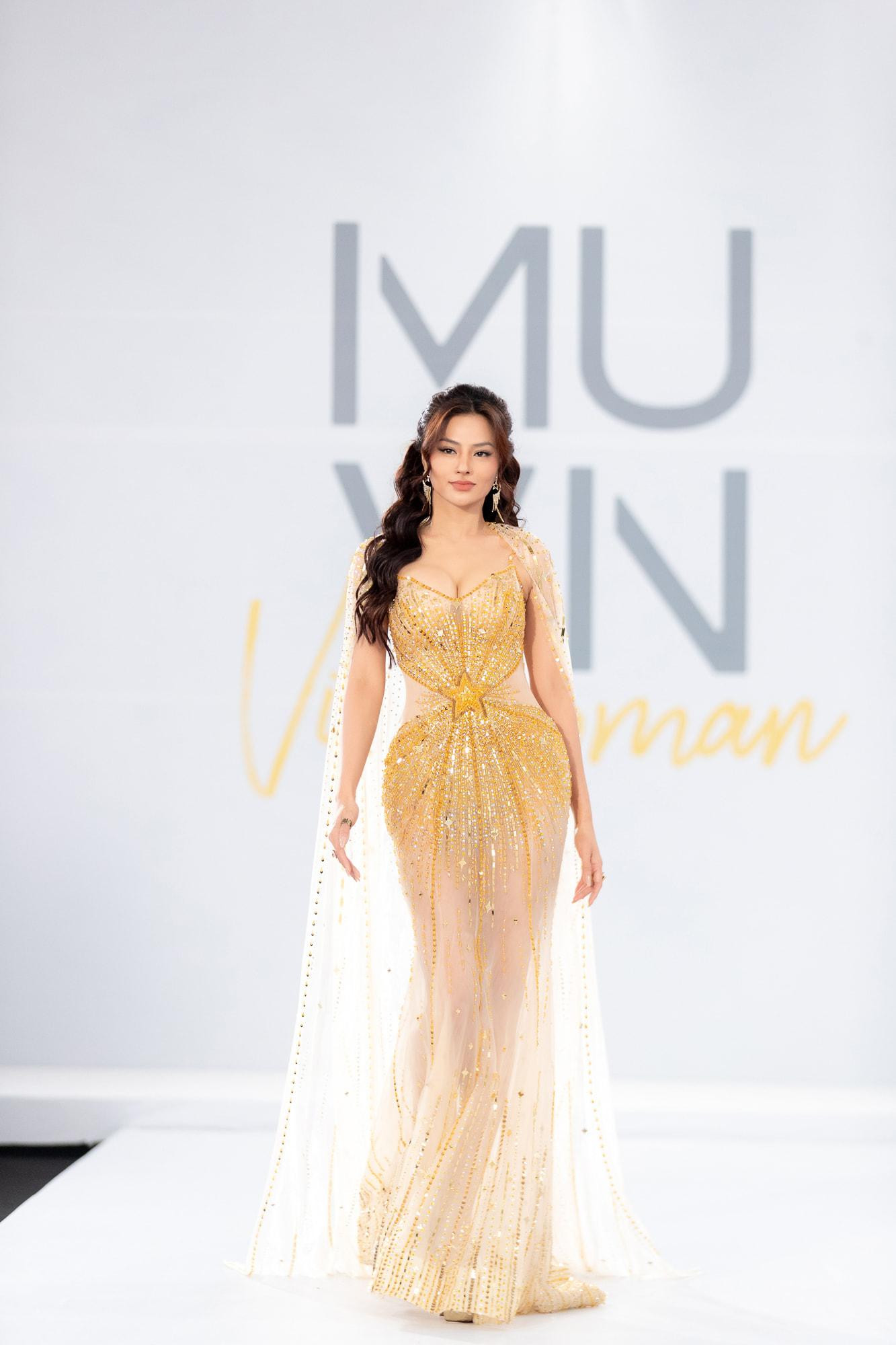 Mặc dù không sở hữu chiều cao nổi trội như Lan Khuê nhưng bù lại body đầy đặn và quyến rũ của Vũ Thu Phương được tôn lên triệt để với thiết kế này. Mặc dù không sở hữu chiều cao nổi trội như Lan Khuê nhưng bù lại body đầy đặn và quyến rũ của Vũ Thu Phương được tôn lên triệt để với thiết kế này.