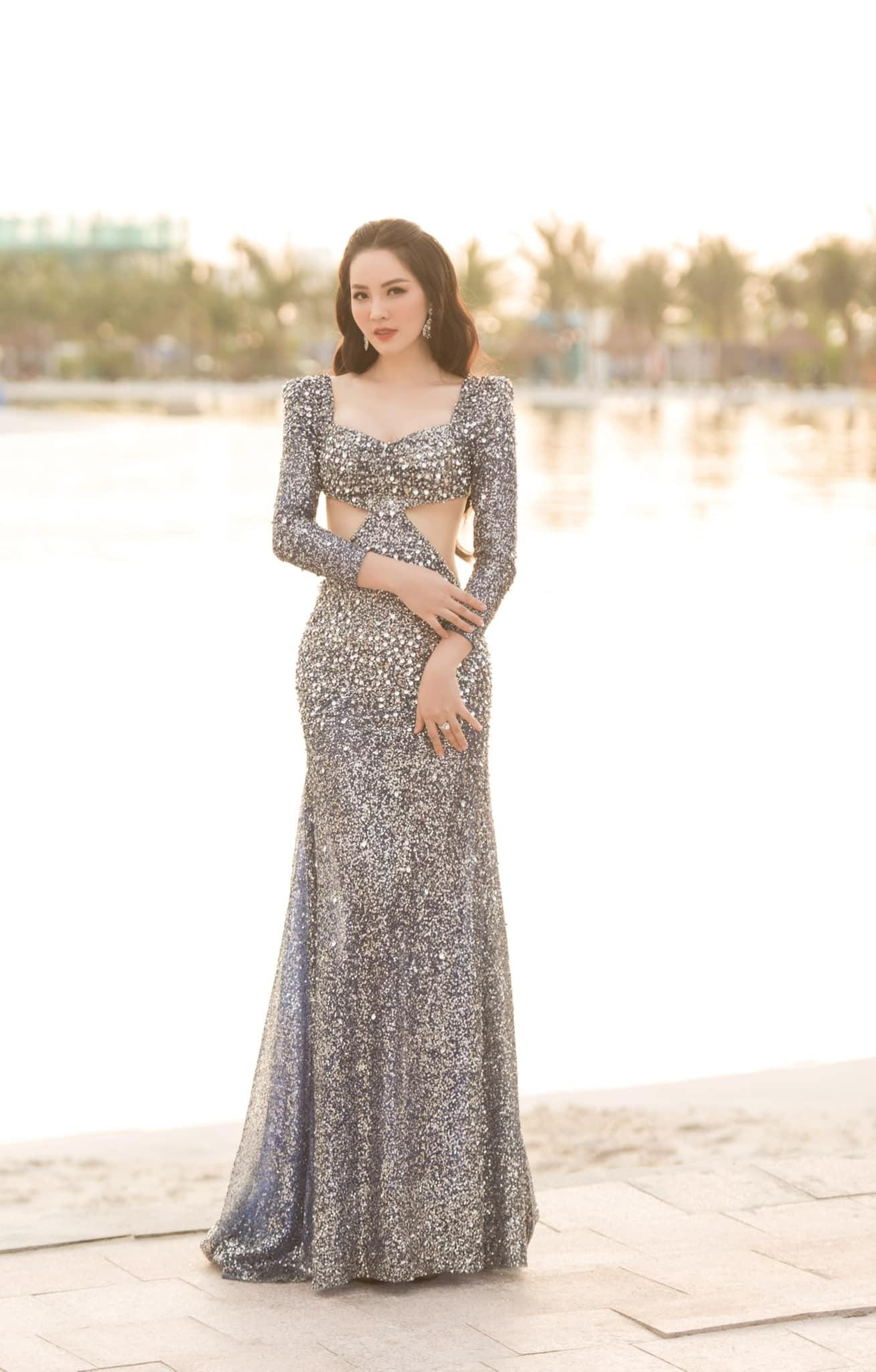 Đây là lần hiếm hoi Á hậu Thuỵ Vân lựa chọn phong cách táo bạo và sexy. Trước đó, cô trung thành với phong cách lộng lẫy, cổ điển. Đây là lần hiếm hoi Á hậu Thuỵ Vân lựa chọn phong cách táo bạo và sexy. Trước đó, cô trung thành với phong cách lộng lẫy, cổ điển.