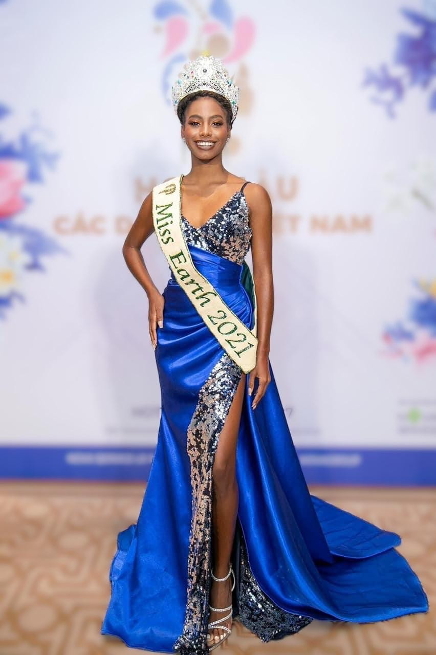 Người đẹp da màu khoe dáng trong một buổi họp báo với bộ váy dạ hội tông màu xanh kết hợp sequin lộng lẫy. Người đẹp da màu khoe dáng trong một buổi họp báo với bộ váy dạ hội tông màu xanh kết hợp sequin lộng lẫy.