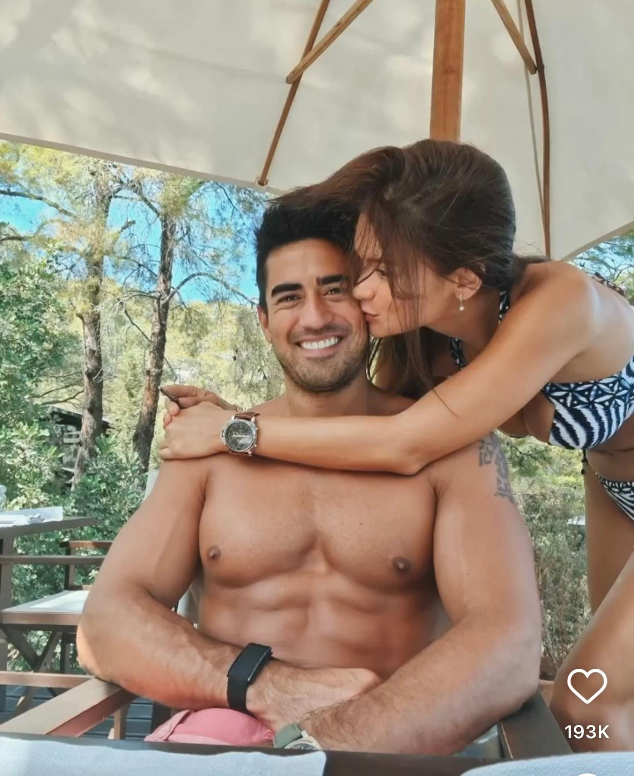 Cả hai cùng có sở thích tập gym vì thế bạn trai của Pia Wurtzbach sở hữu hình thể 6 múi đáng mơ ước.