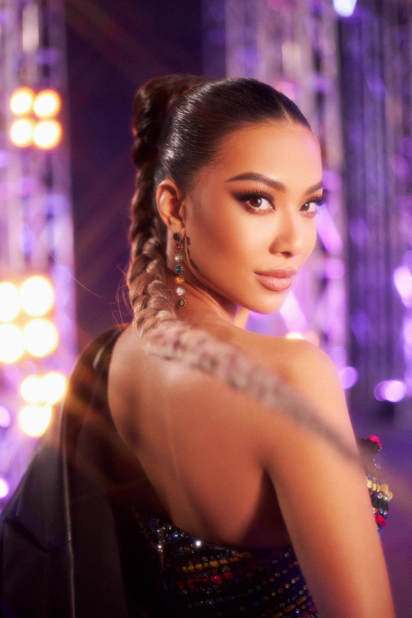 Á hậu Kim Duyên khoe vai trần quyến rũ với áo sequin cá tính.