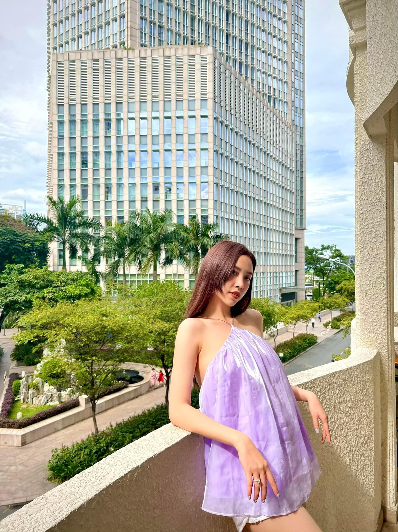 Á hậu Thuý An diện áo lụa kiểu cổ yếm khoe vai trần quyến rũ.