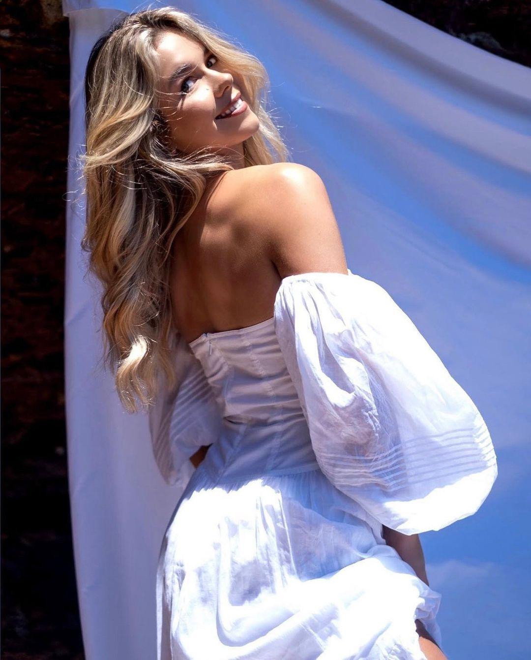 Cô cũng là một huấn luyện viên bộ môn lặn ở quê nhà.