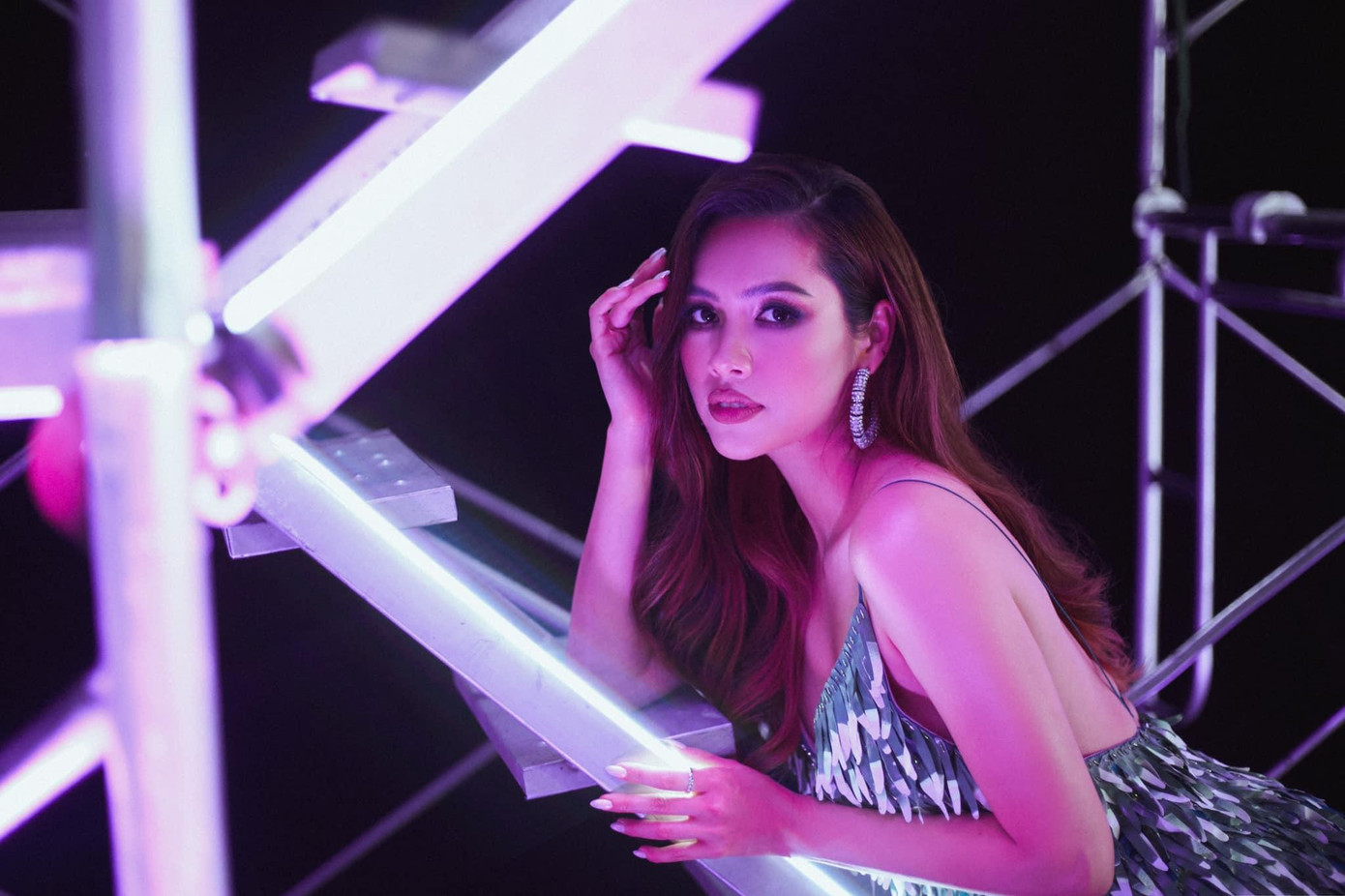 Á hậu Hoàng My đẹp kiêu kỳ với thiết kế khoe vai trần quyến rũ.