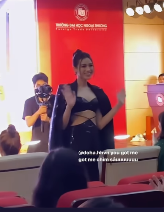 Đỗ Thị Hà được các fans chào đón nồng nhiệt.