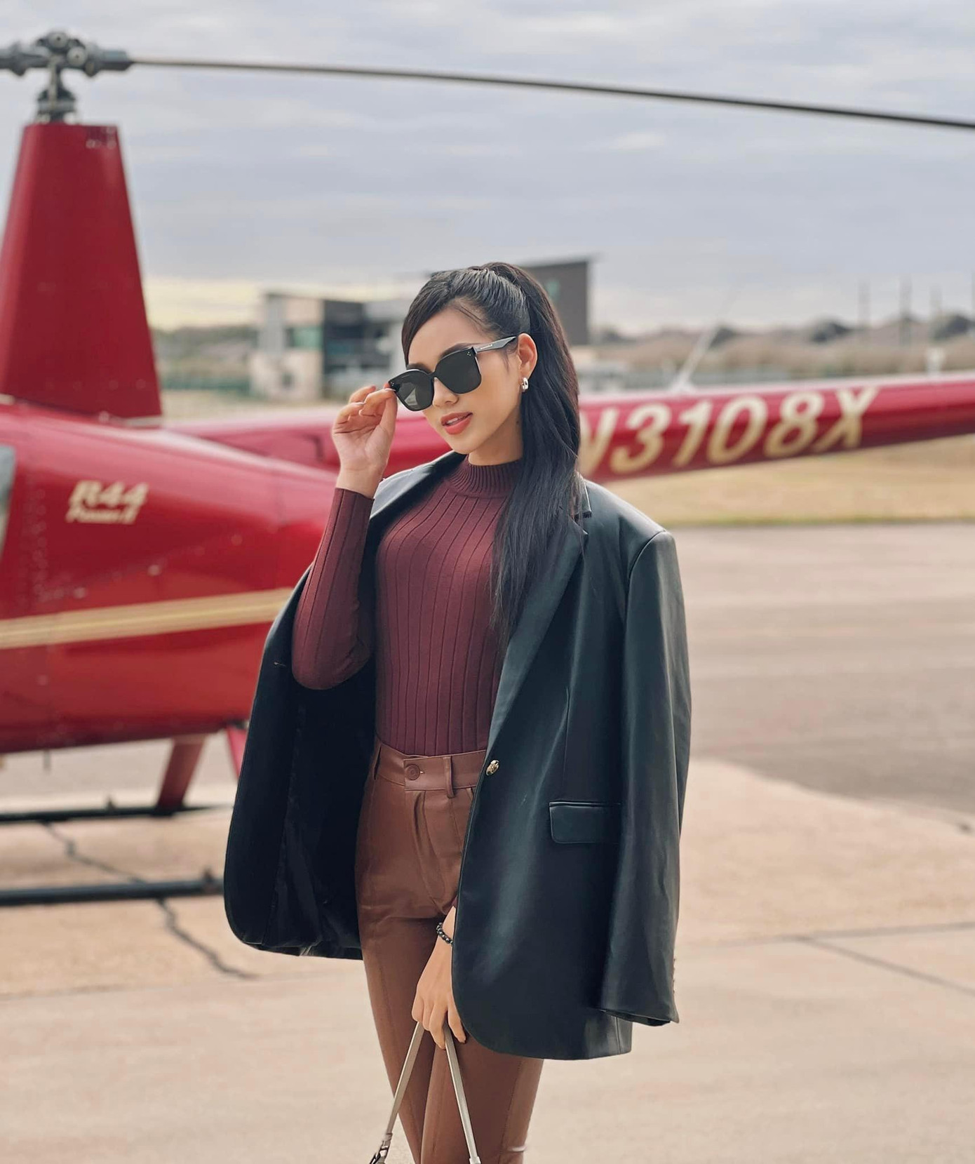 Chiếc áo này cũng được cô mặc khi đi ngắm cảnh thành phố từ trực thăng ở Mỹ. Mặc dù là Hoa hậu đình đám có ê-kíp hùng hậu chuẩn bị về trang phục nhưng ngoài đời thường Đỗ Thị Hà là người đẹp khá giản dị và không ngần ngại mặc lại đồ cũ. Chính vì thế trước đó các fans từng gọi Thuỳ Tiên là "nữ hoàng tiết kiệm" thì nay Đỗ Thị Hà cũng được fans đặt cho biệt danh này.