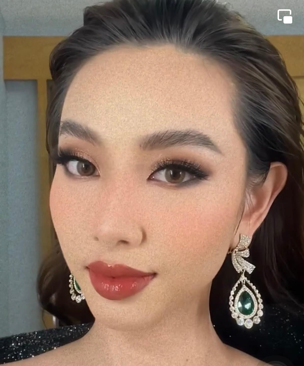 Thuỳ Tiên trổ tài tự make-up khiến fans trầm trồ.