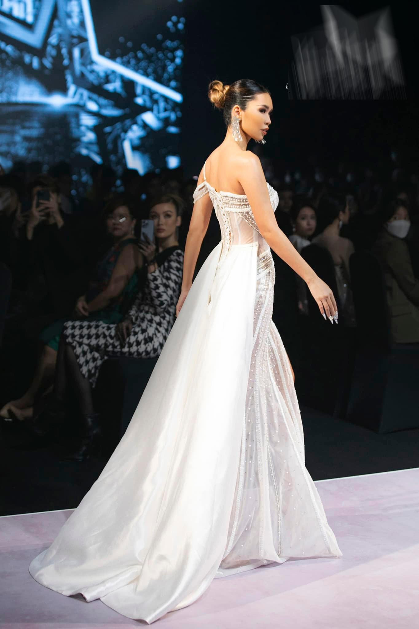 Thiết kế đã tôn lên được nét kiêu sa và quyến rũ của Hà Anh. Thiết kế đã tôn lên được nét kiêu sa và quyến rũ của Hà Anh.