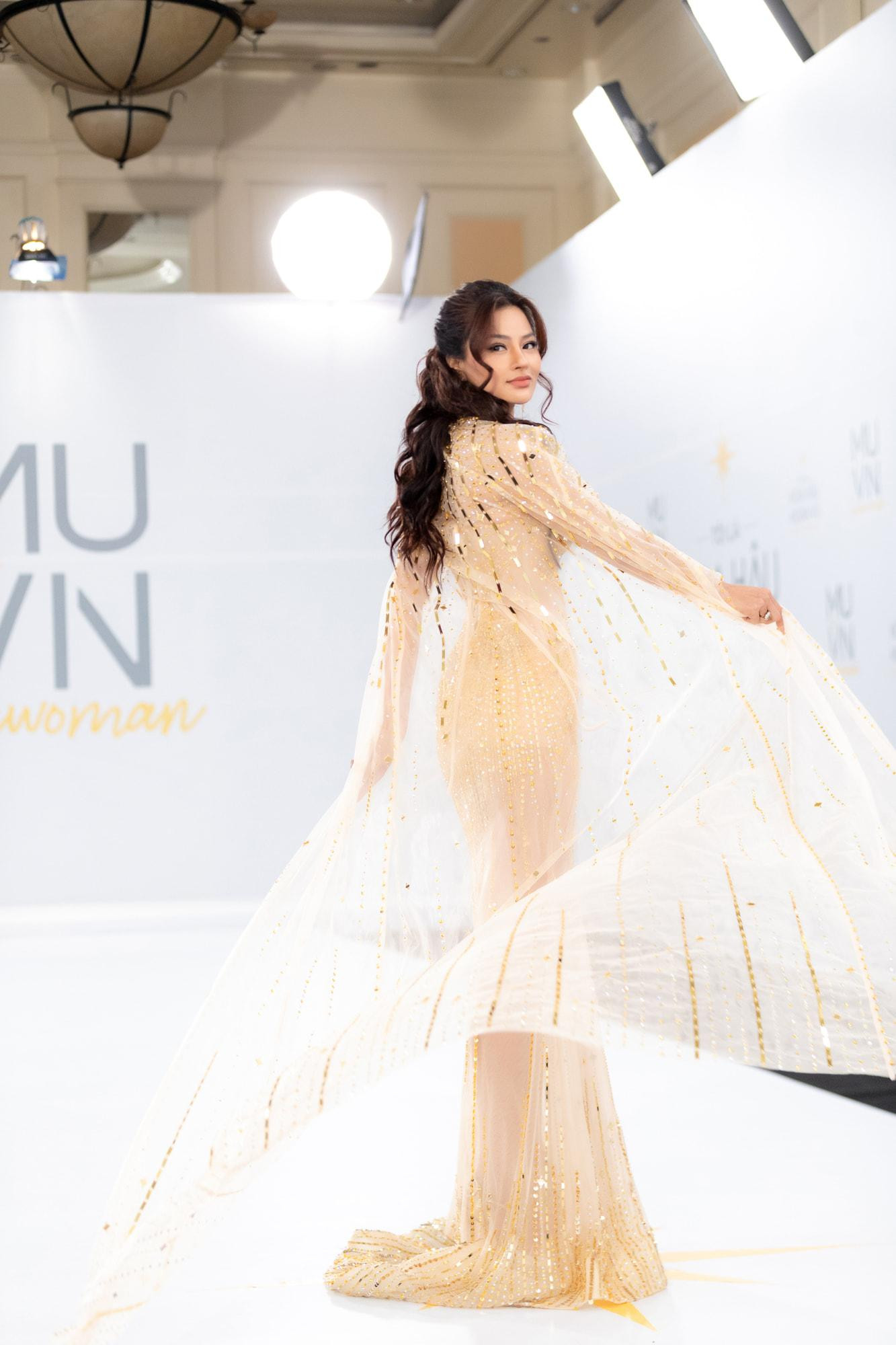 Chiếc áo choàng lộng lẫy mang lại vẻ quyền lực cho Vũ Thu Phương trên sàn catwalk. Chiếc áo choàng lộng lẫy mang lại vẻ quyền lực cho Vũ Thu Phương trên sàn catwalk.