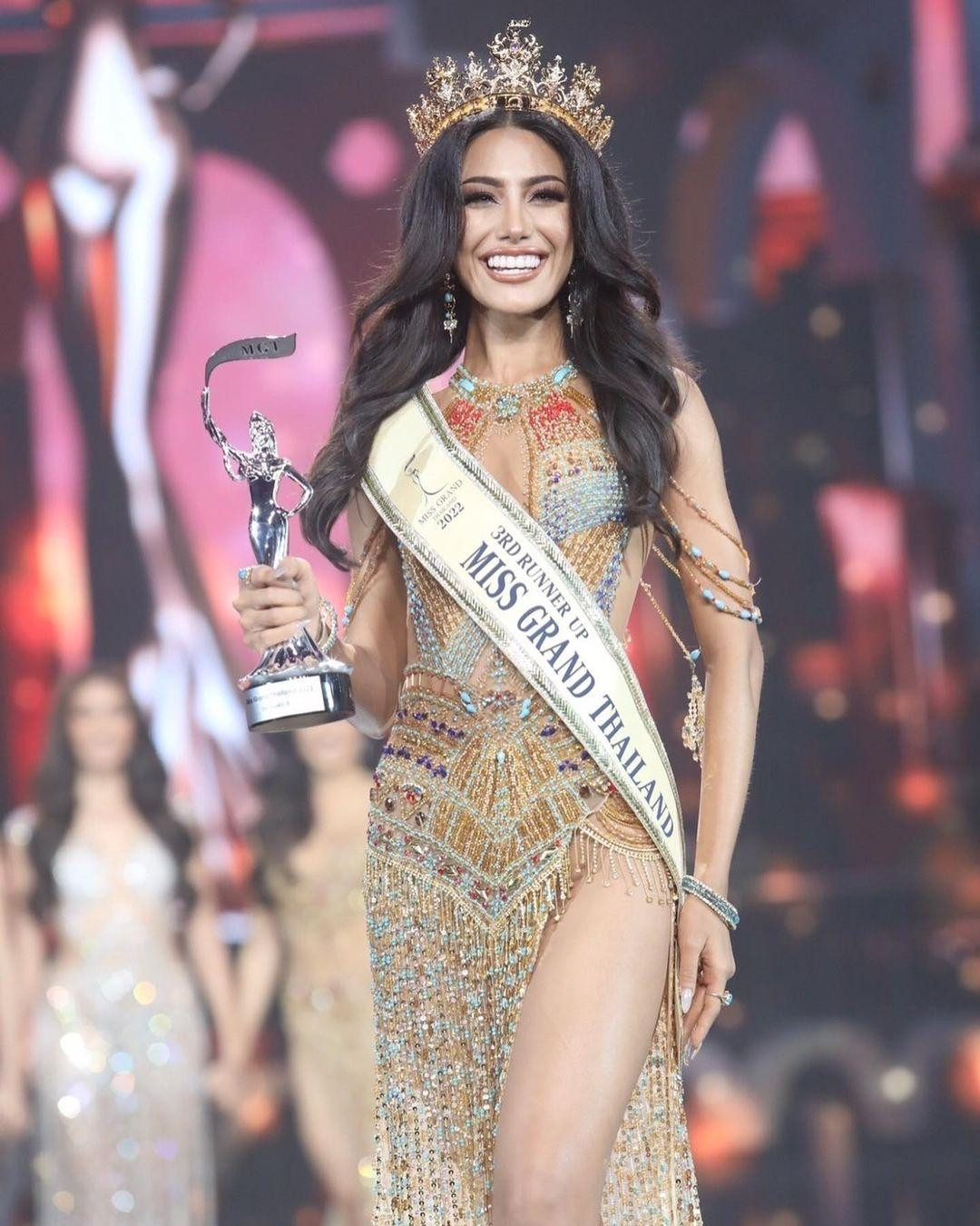 Á hậu 3 của đêm chung kết là Miss Grand Anthong - Nesa Mahmoodi gây ấn tượng với lối catwalk chặt thịt. Á hậu 3 của đêm chung kết là Miss Grand Anthong - Nesa Mahmoodi gây ấn tượng với lối catwalk chặt thịt.