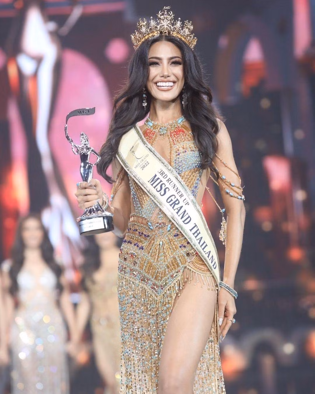 Á hậu 3 của đêm chung kết là Miss Grand Anthong - Nesa Mahmoodi gây ấn tượng với lối catwalk chặt thịt.