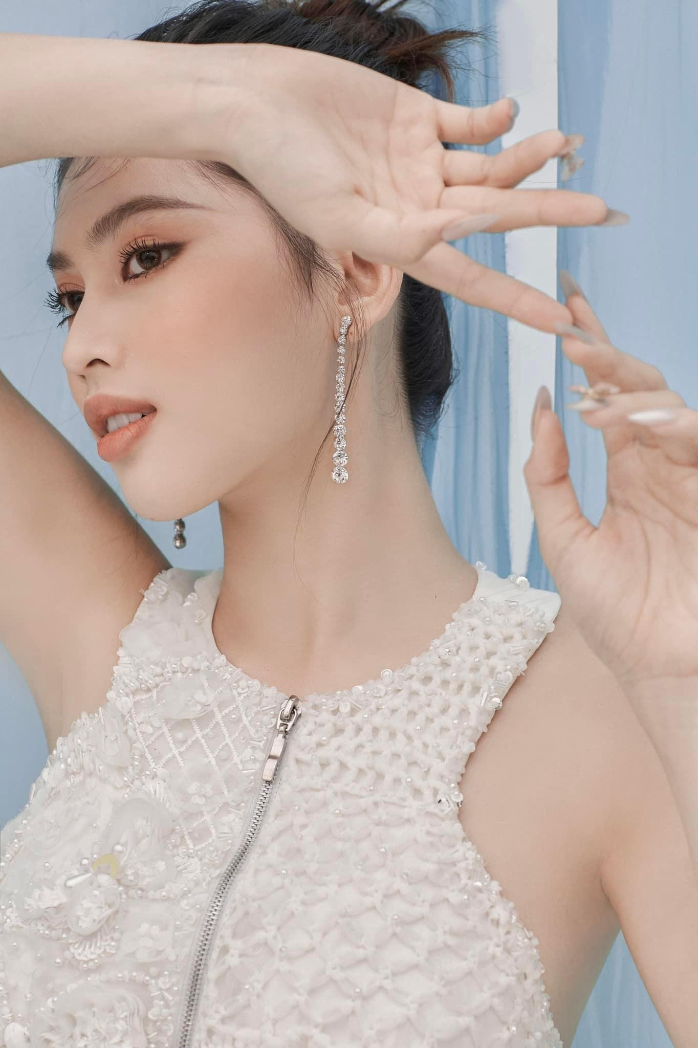 Thiết kế giúp người đẹp khoe vẻ thanh lịch như tiểu thư.