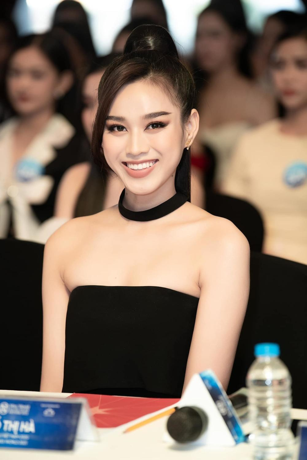 Khi mặc lại thiết kế này trong đám cưới chị gái, Đỗ Thị Hà đã sử dụng cách làm tóc và trang điểm giống hệt nhau.