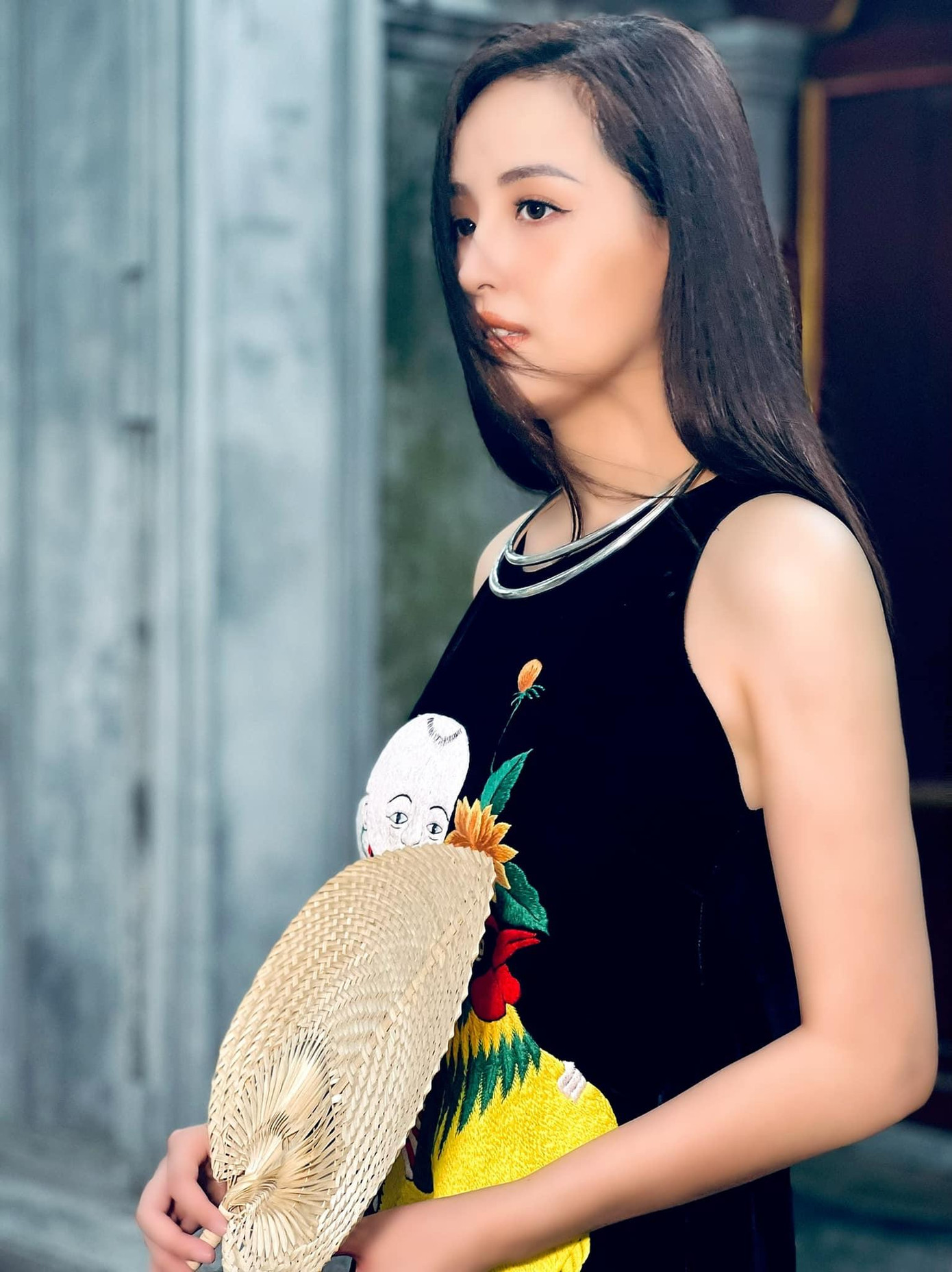 Bộ váy với những hoạ tiết quen thuộc trong tranh Đông Hồ mang lại cho Mai Phương Thuý nét hoài cổ.