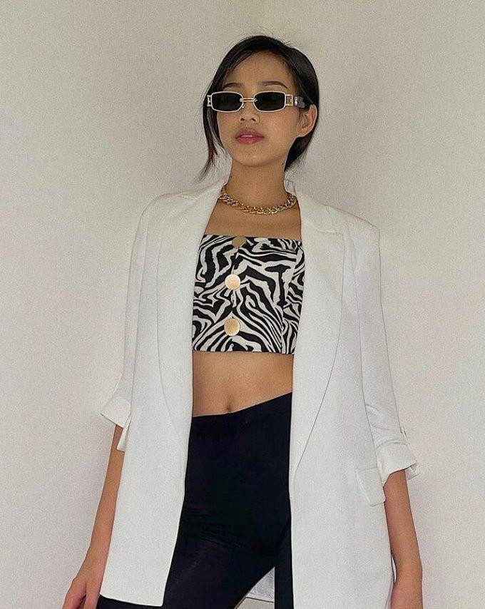 Chiếc áo crop-top hoạ tiết được nàng hậu xứ Thanh sử dụng nhiều lần trước đó.