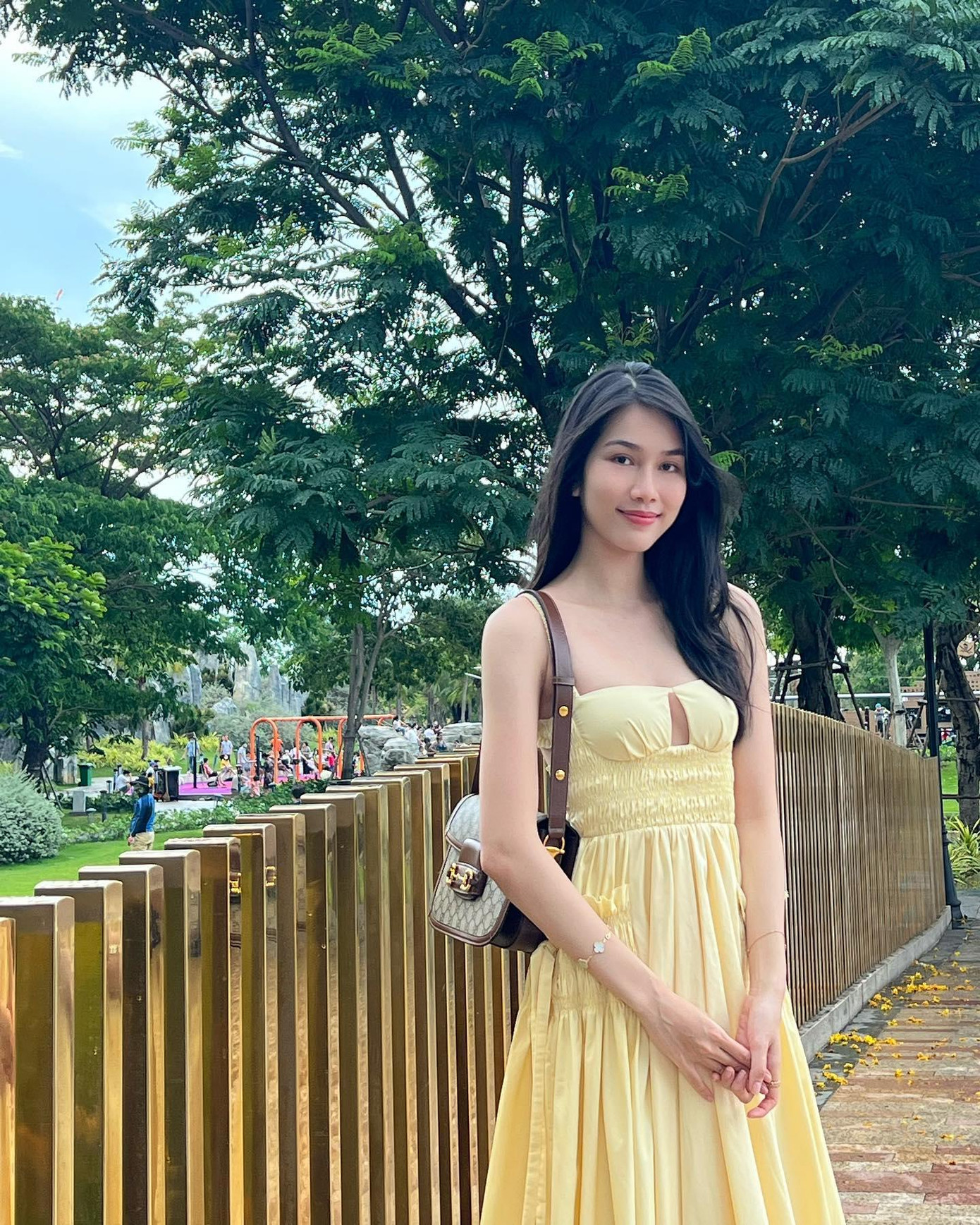 Á hậu Phương Anh diện váy vàng nền nã đi chơi ngày lễ. Á hậu Phương Anh diện váy vàng nền nã đi chơi ngày lễ.