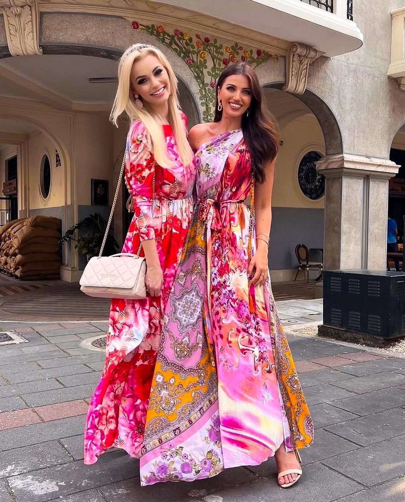 Mới đây, Hoa hậu Thế giới 2021 Karolina Bielawska và Hoa hậu Siêu quốc gia 2021 Chanique Rabe đã có dịp hội ngộ ở Ecuador khi họ cùng làm khách mời của đêm chung kết cuộc thi Miss World Ecuador 2021. Đây cũng là lần đầu tiên hai 'nữ hoàng sắc đẹp' gặp gỡ nhau sau khi đăng quang.