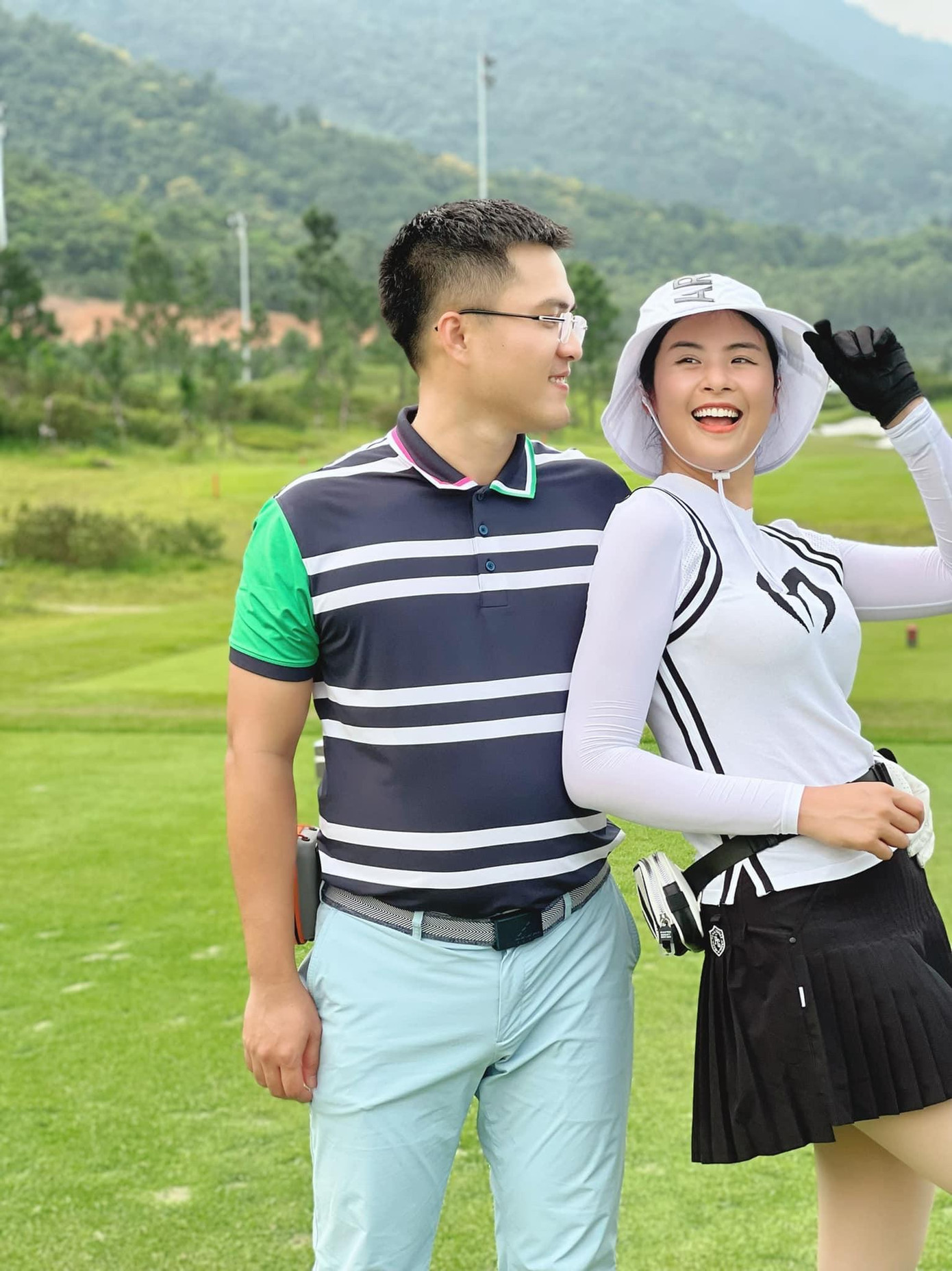 Ngọc Hân còn đưa cả vị hôn phu tới sân golf cùng mình. Ngọc Hân còn đưa cả vị hôn phu tới sân golf cùng mình.