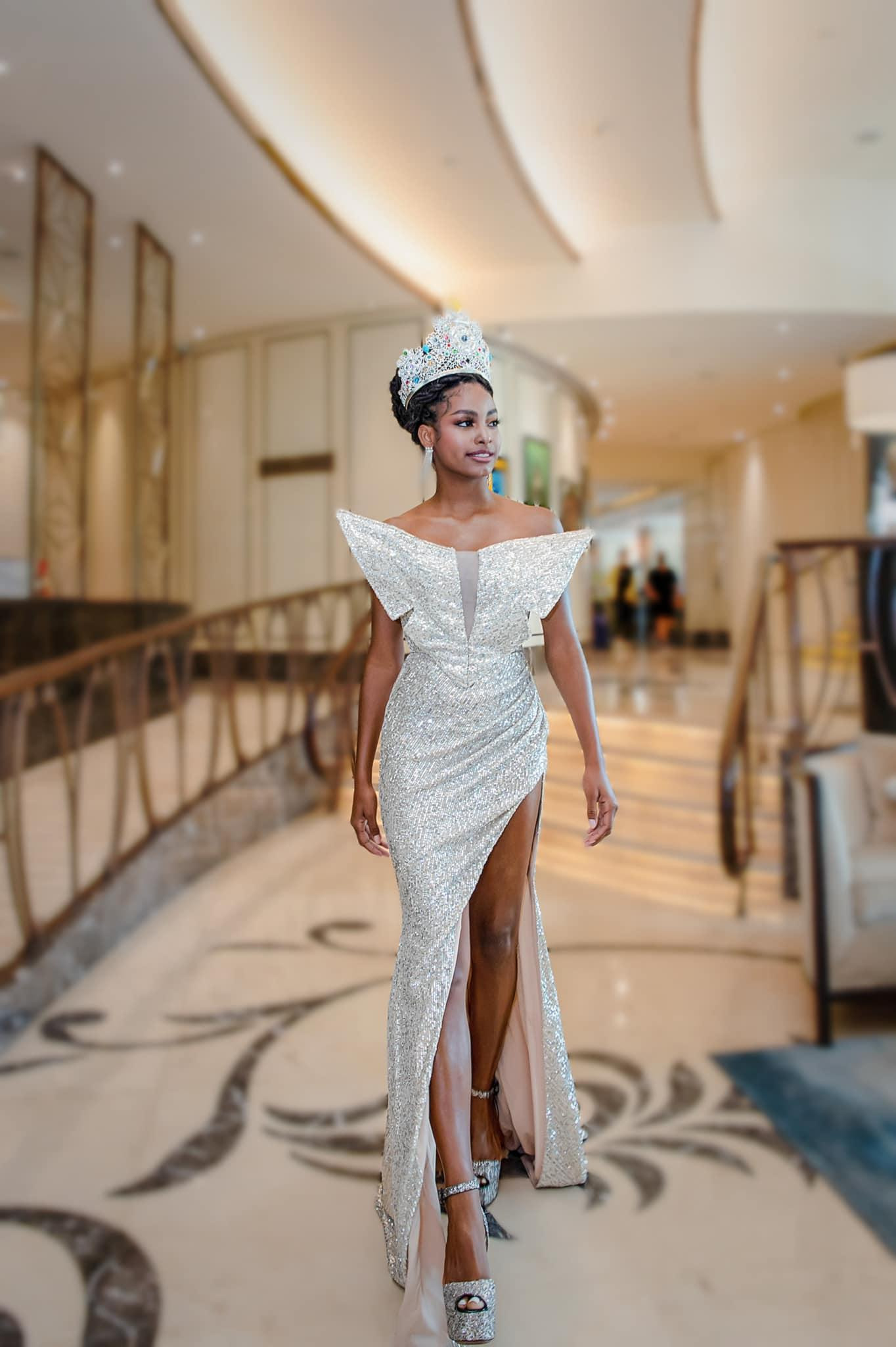 Destiny cũng có dịp khoe đôi chân quyến rũ của mình trong một thiết kế váy dạ hội ánh bạc lấp lánh vô cùng cầu kỳ. Destiny cũng có dịp khoe đôi chân quyến rũ của mình trong một thiết kế váy dạ hội ánh bạc lấp lánh vô cùng cầu kỳ.