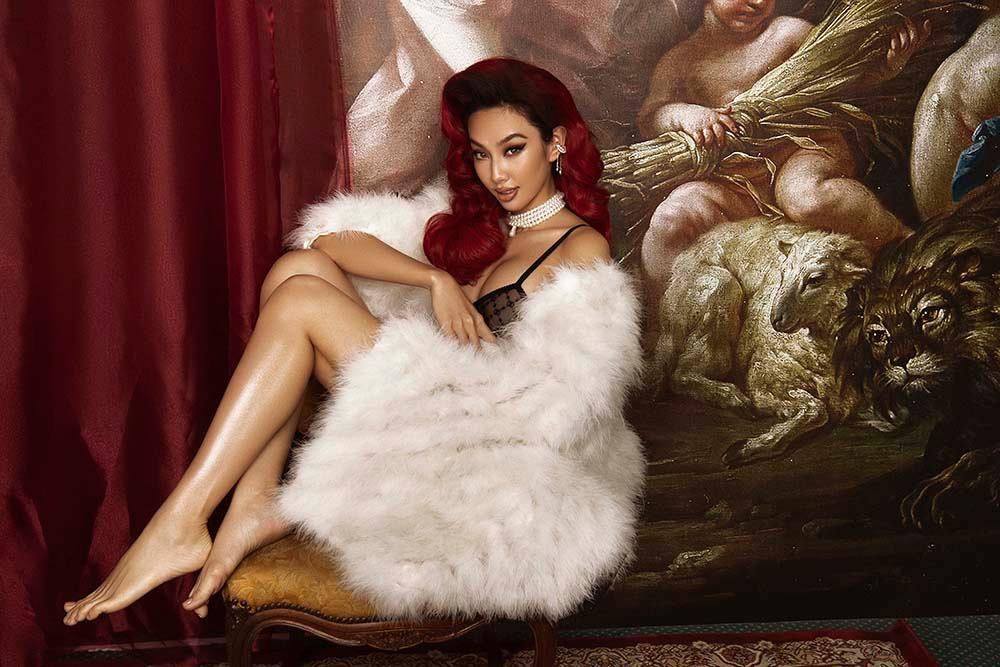 Theo đuổi hình tượng gợi cảm trưởng thành, Hoa hậu Thùy Tiên và khả năng biến hóa của mình vẫn luôn khiến fan “mê mẩn” trước những bộ ảnh mới được nàng hậu tung ra.