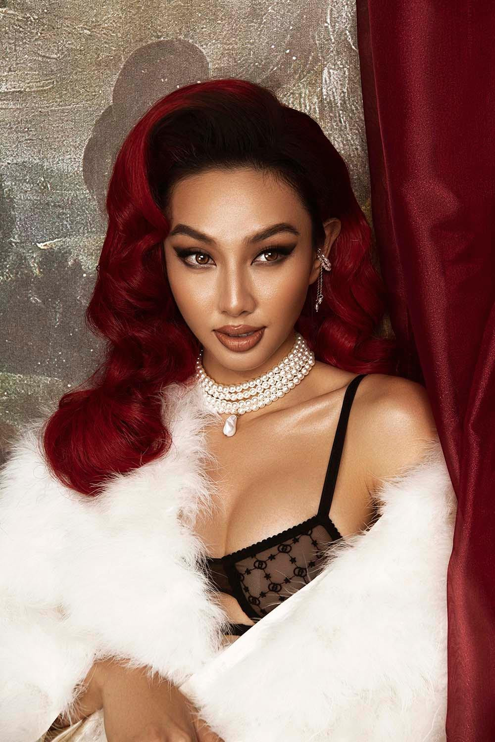 Mặc dù bận rộn với cương vị Miss Grand International 2021, Hoa hậu Thùy Tiên vẫn không quên “chiều lòng” fan bằng những hình ảnh đầy mới mẻ, thử thách bản thân với những phong cách khác lạ.