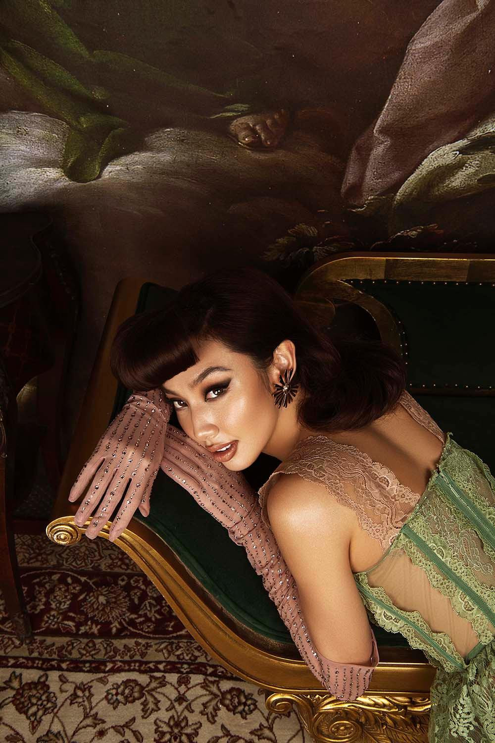 Với những tạo hình trong bộ ảnh lần này, Thùy Tiên không khỏi khiến khán giả nhớ đến phong trào văn hóa của thời kỳ Phục Hưng.