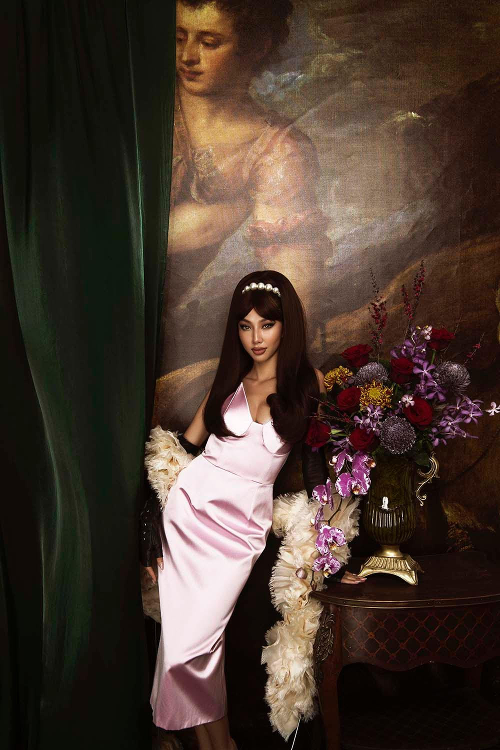 Đặc biệt, những kiểu tóc cực “kén mặt” cũng được Thùy Tiên và ekip xử lý hết sức gọn nhẹ, những tưởng không hợp nhưng lại nâng tầm nhan sắc và sự độc đáo của nàng hậu lên một tầm cao mới.