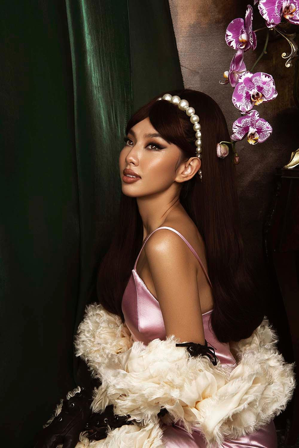 Thuỳ Tiên cũng thử nghiệm nhiều phong cách mới mẻ mà nổi bật trong bộ ảnh này đó là kiểu tóc và trang điểm retro đầy nghệ thuật.