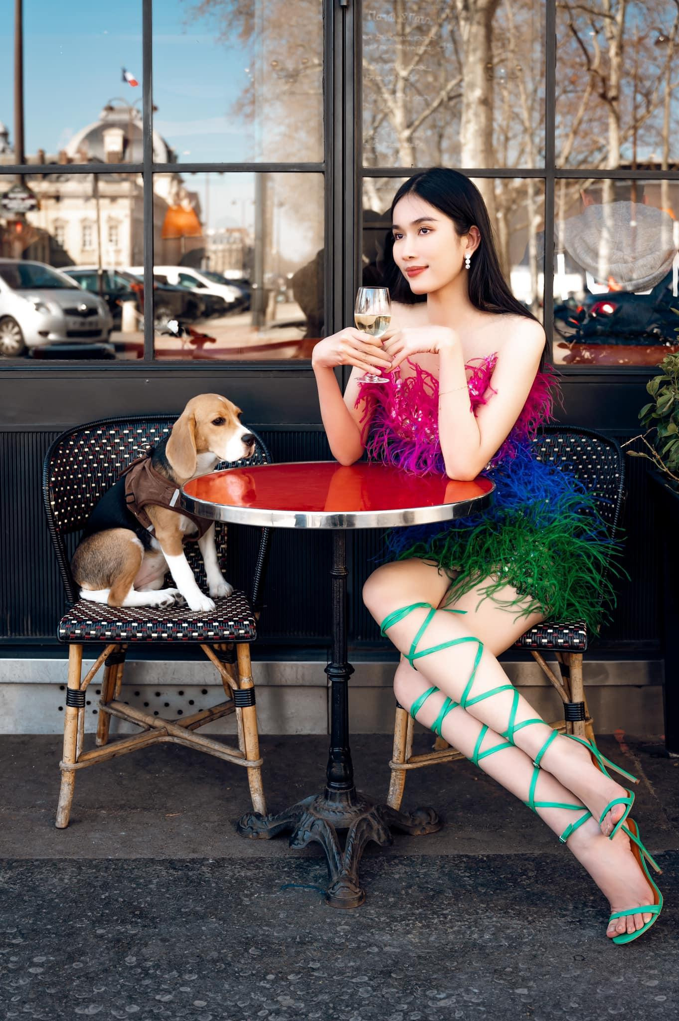 Người đẹp hoá thân thành một cô nàng tiểu thư sang chảnh trên phố.