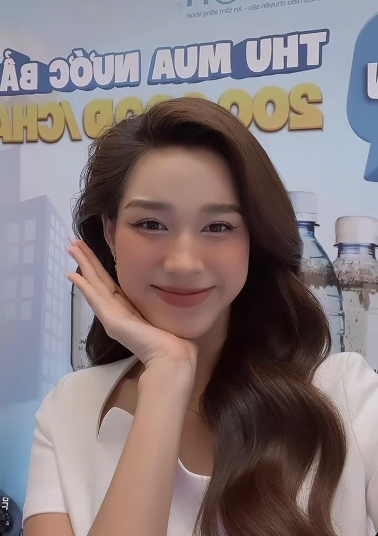 Ngay cả qua camera thường, Đỗ Thị Hà cũng khiến fans phải trầm trồ.