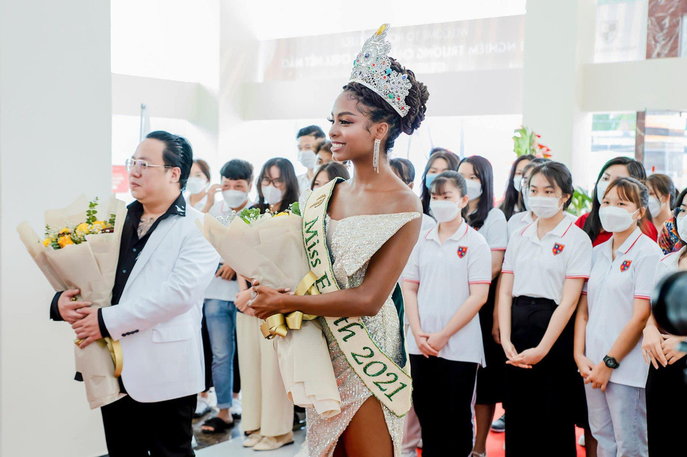 Trong thời gian ở Việt Nam cô ghi điểm với phong cách thanh lịch mà không kém phần lộng lẫy. Trong thời gian ở Việt Nam cô ghi điểm với phong cách thanh lịch mà không kém phần lộng lẫy.