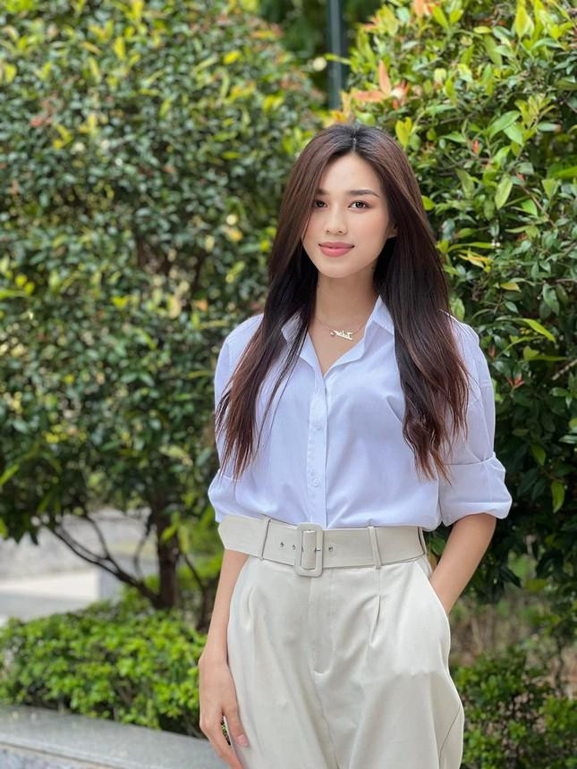 Là một trong những nàng hậu đình đám của showbiz hiện nay và luôn xuất hiện vô cùng xinh đẹp, lộng lẫy ở các sự kiện nhưng ngoài đời Hoa hậu Đỗ Thị Hà ăn mặc khá giản dị. Cô cũng không ngần ngại mặc lại chiếc quần cũ khi đến trường.