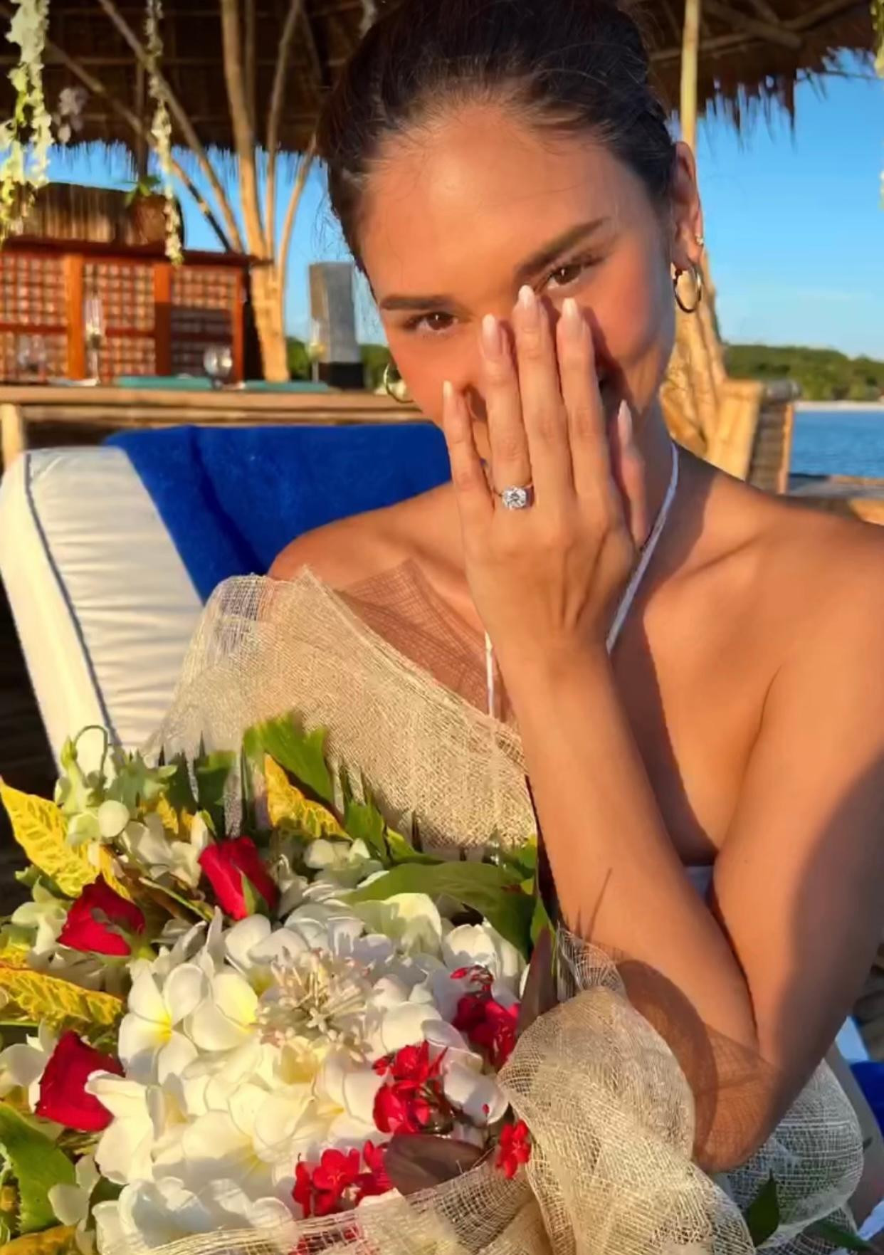 Pia hạnh phúc khi nhận nhẫn đính hôn từ bạn trai doanh nhân.