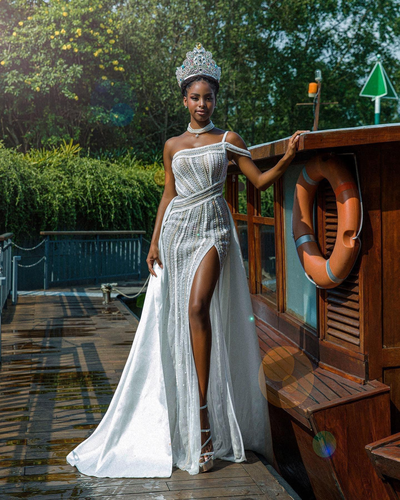 Mới đây, Hoa hậu Trái đất 2021 Destiny Evelyn Wagner có chuyến công tác tại Việt Nam. Trong thời gian này, cô mặc rất nhiều thiết kế của các NTK trong nước. Chính vì vậy nên Destiny đã có những màn 'đụng váy' với rất nhiều người đẹp Việt. Mới đây, Hoa hậu Trái đất 2021 Destiny Evelyn Wagner có chuyến công tác tại Việt Nam. Trong thời gian này, cô mặc rất nhiều thiết kế của các NTK trong nước. Chính vì vậy nên Destiny đã có những màn 'đụng váy' với rất nhiều người đẹp Việt.