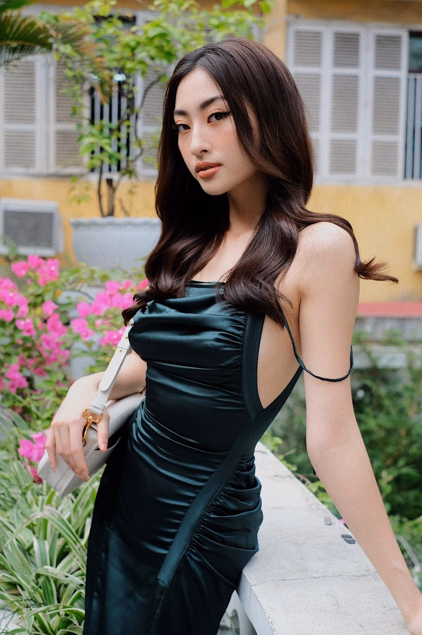 Hoa hậu Lương Thuỳ Linh diện váy xẻ táo bạo khoe body nóng bỏng.