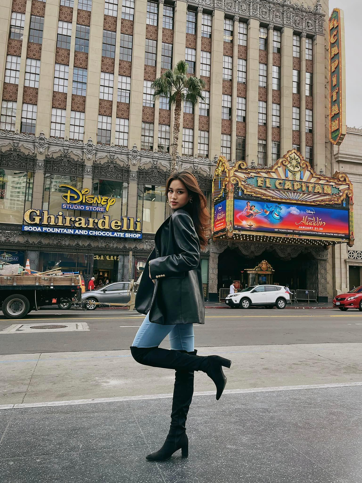 Đến thăm đại lộ danh vọng ở Hollywood, Đỗ Thị Hà diện áo blazer da kết hợp cùng quần jeans và boots cao cổ.